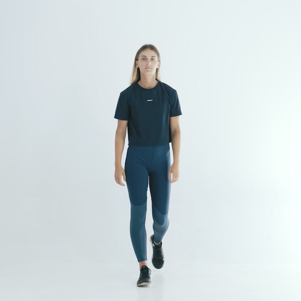 T-shirt de Sport pour Femme Essentials Navy sur DROMFIT Marque de vêtements de Sport Made in Montpellier Vidéo